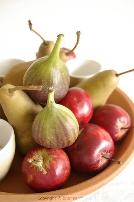 Fresh Figs! Pears! And the Cutest Baby Red Apples!